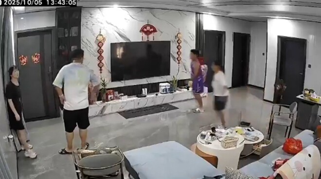 Người chồng ra lệnh cho hai đứa trẻ đi vào phòng.
