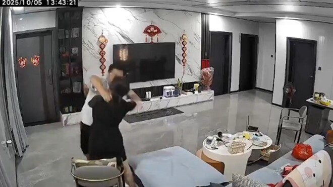 Hai vợ chồng xảy ra xô xát mạnh.