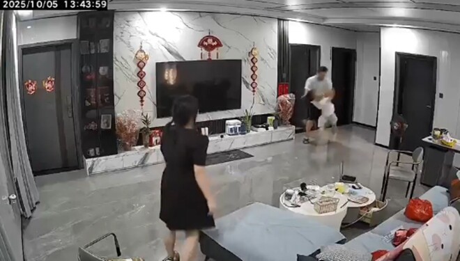 Người đàn ông đánh đập con riêng của vợ để xả giận.