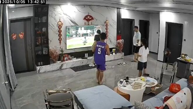 Cãi nhau với vợ, chồng lôi con riêng của vợ ra trút giận, camera giám sát ghi lại cảnh tượng phẫn nộ - 2