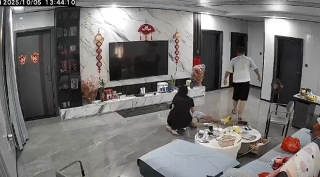 Người mẹ bật khóc khi con bị đánh nhưng vẫn tiếp tục chửi lại chồng.
