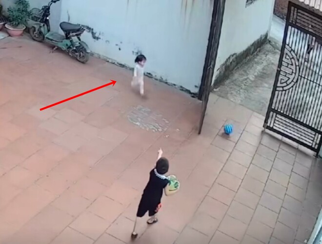 Camera ghi lại cảnh người mẹ hoảng loạn đi tìm con gái mất tích chỉ trong nháy mắt và cái kết bật cười - 6