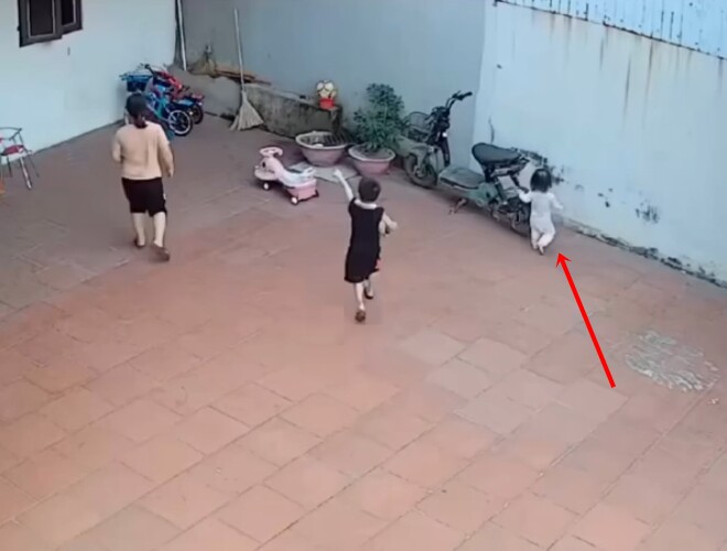 Bé gái đi vào chỗ khuất để chơi nên mẹ không nhìn thấy.