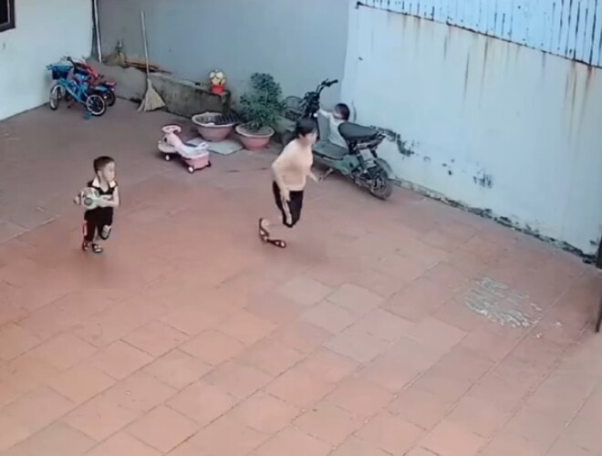 Người mẹ hoảng hốt đi tìm vì tưởng con đã ra ngoài đường.