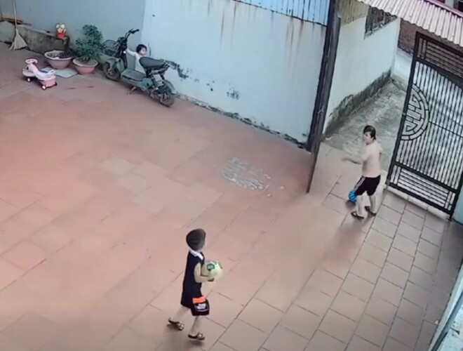 Camera ghi lại cảnh người mẹ hoảng loạn đi tìm con gái mất tích chỉ trong nháy mắt và cái kết bật cười - 4