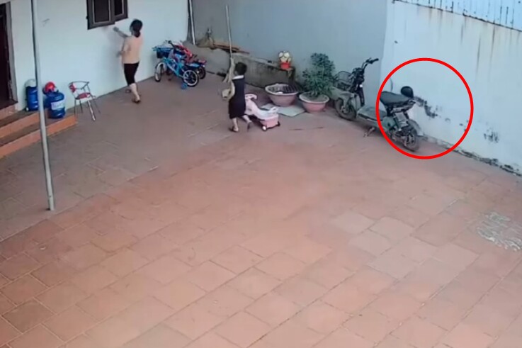 Camera ghi lại cảnh người mẹ hoảng loạn đi tìm con gái mất tích chỉ trong nháy mắt và cái kết bật cười - 2