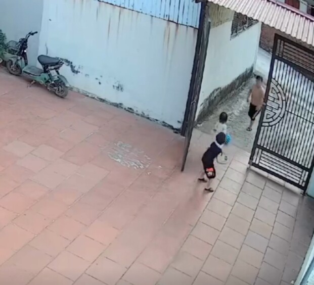 Camera ghi lại cảnh người mẹ hoảng loạn đi tìm con gái mất tích chỉ trong nháy mắt và cái kết bật cười - 7