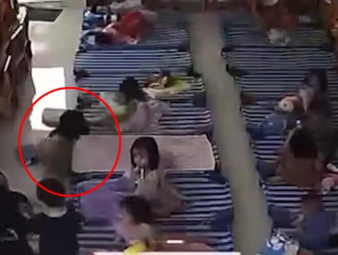 Cô bé cẩn thận chỉnh các góc cạnh của cha·