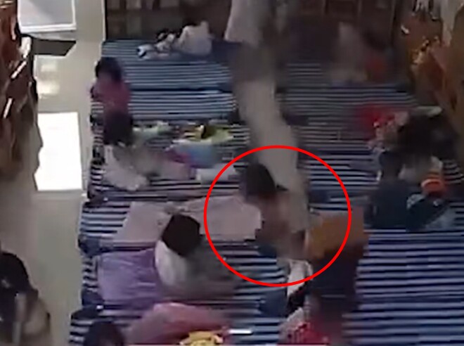 Nên bé gái lặp lại hành động này trong suốt 20 phút khiến mẹ vừa cười vừa lo.