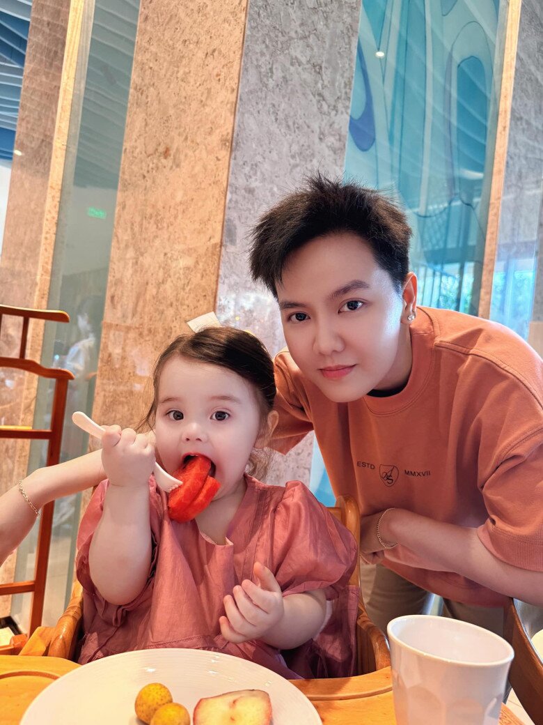 Mật Ong được khen ngợi càng lớn càng giống Bi Bảo dù hai bố con không chung huyết thống.