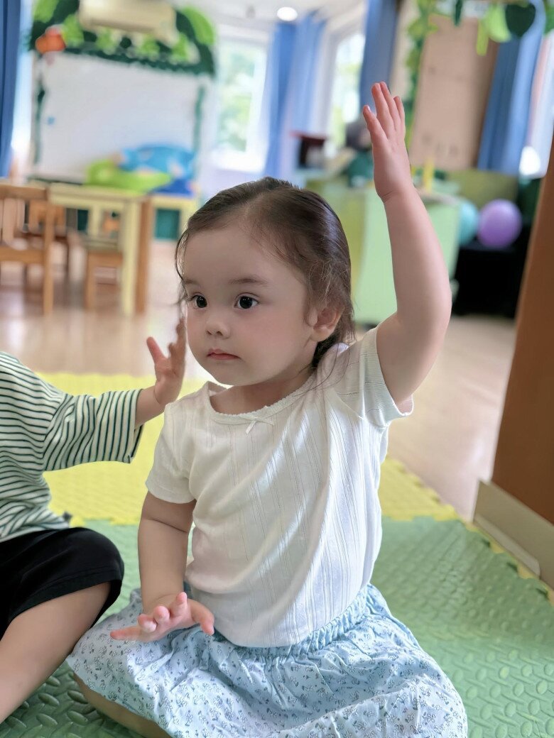 Bé Mật Ong đi học từ rất sớm và nhanh chóng hòa hợp với không gian lớp học.