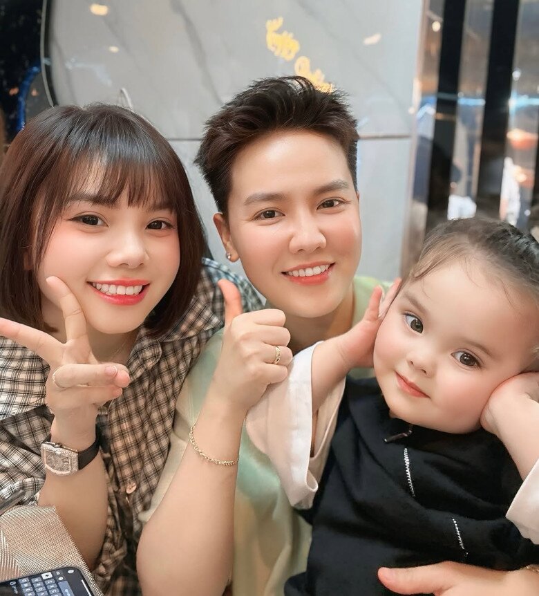 Có lẽ sự giống nhau xuất phát từ tình yêu thương mà Bi Bảo dành cho cô bé. Bên cạnh đó, ông bố rất chịu khó chơi với con gái yêu.
