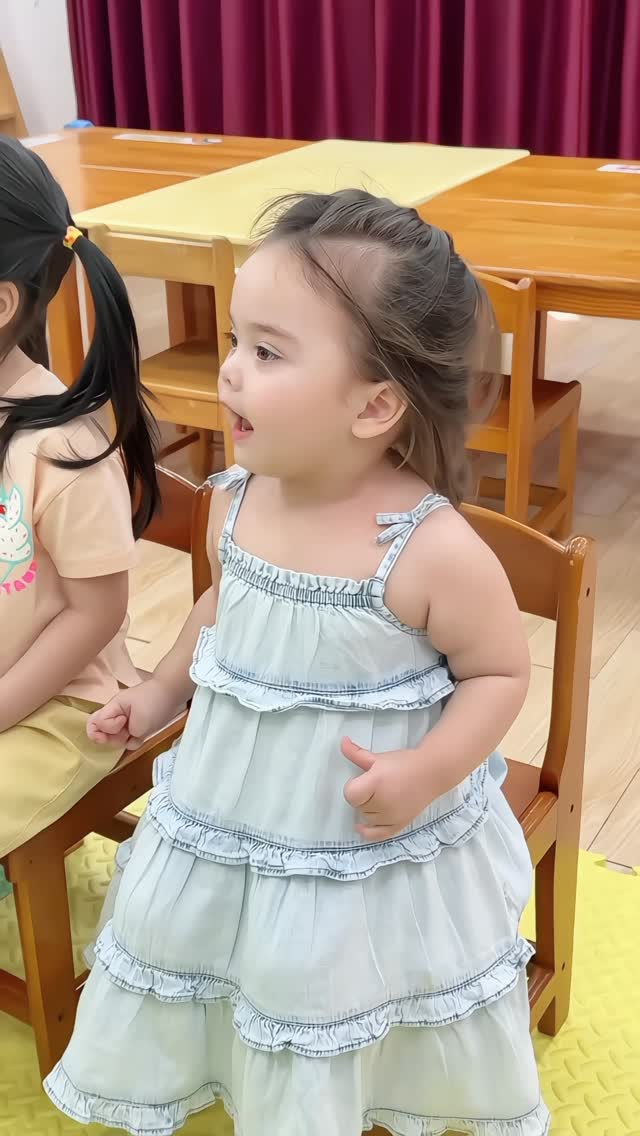 Bé rất dạn dĩ khi đi học.