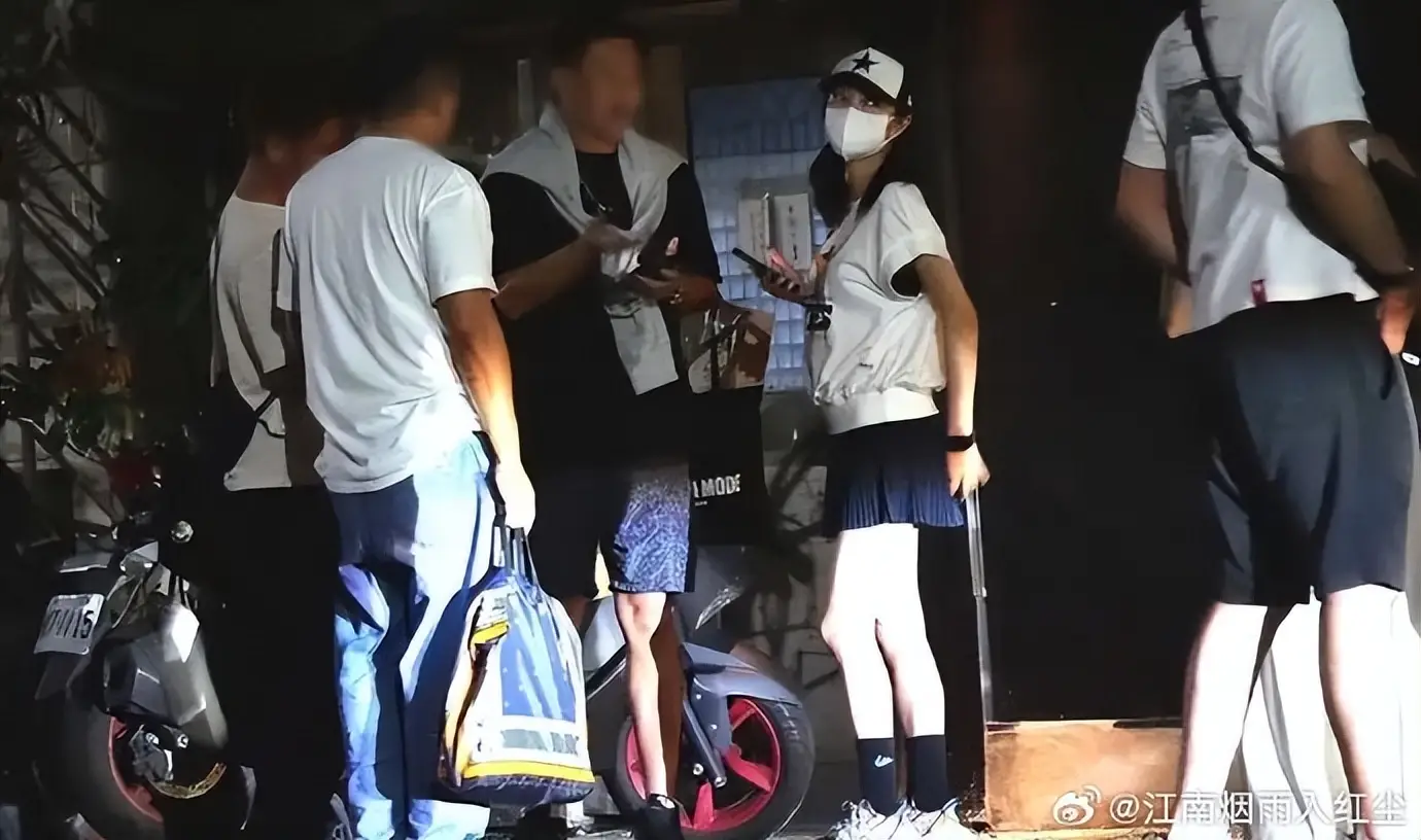 Chồng đại gia bị bắt vì lừa đảo, nữ diễn viên amp;#34;Những ngã rẽ cuộc đờiamp;#34; một mình đưa 2 con đi viện - 6