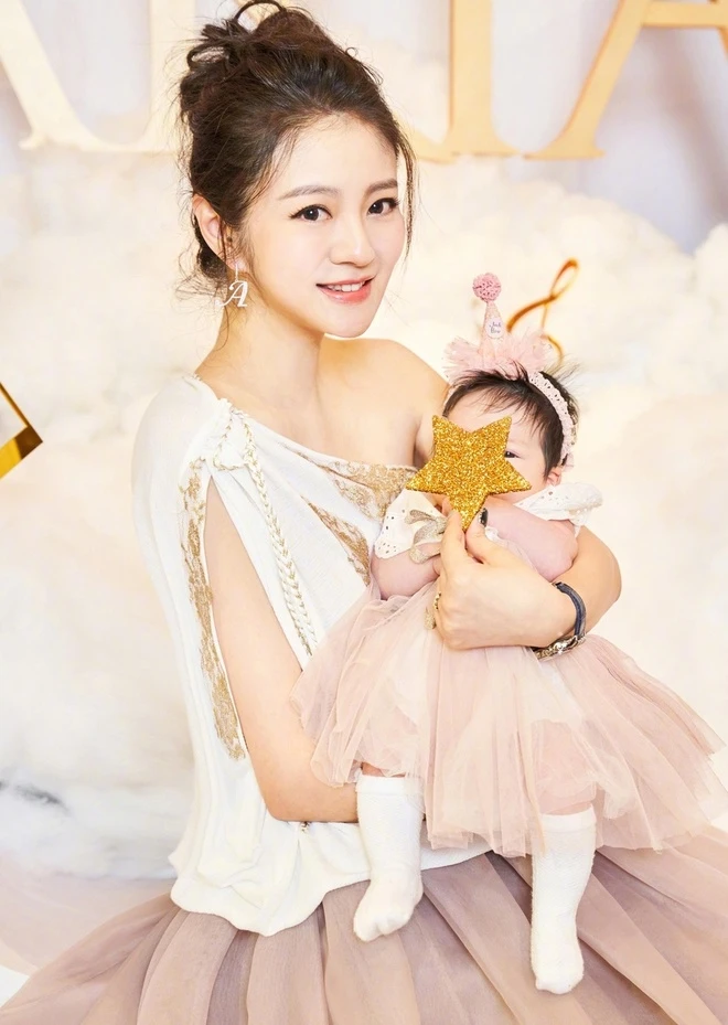Chồng đại gia bị bắt vì lừa đảo, nữ diễn viên amp;#34;Những ngã rẽ cuộc đờiamp;#34; một mình đưa 2 con đi viện - 9