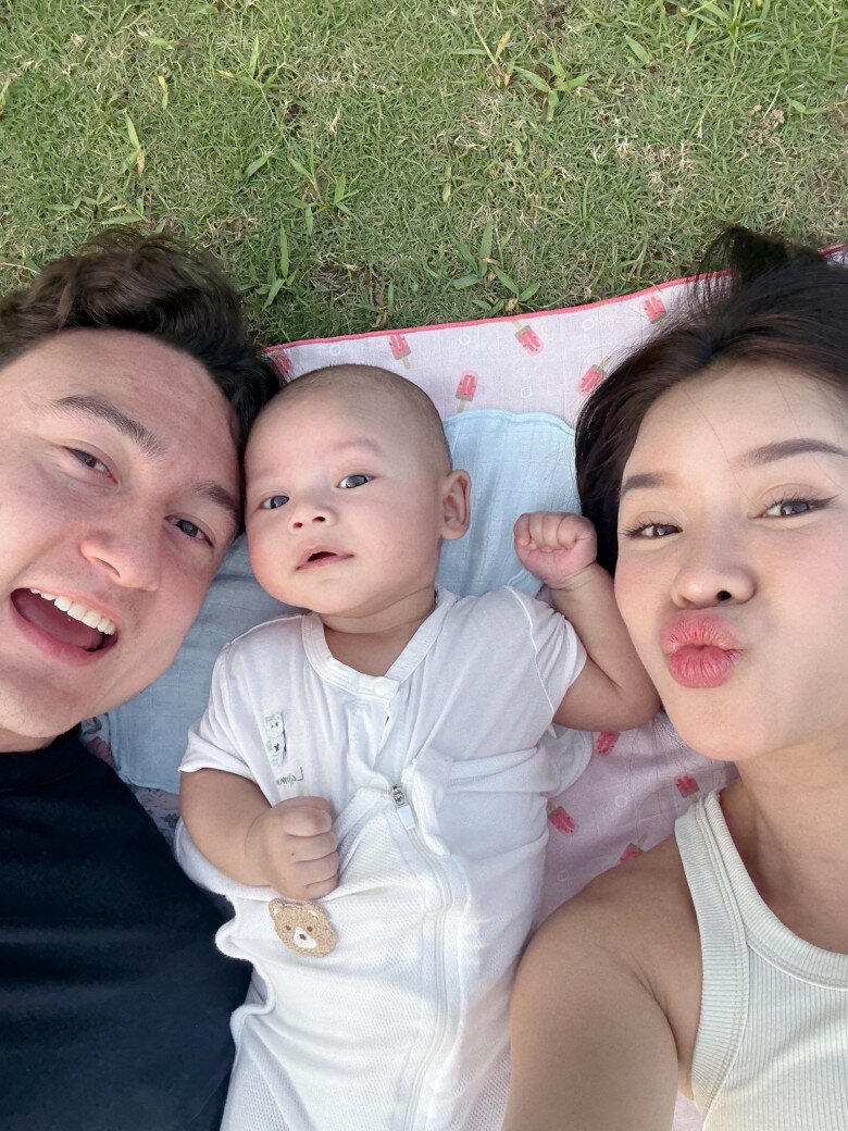 Buổi tối hai vợ chồng sẽ cố gắng chơi với con một lúc rồi cho bé đi ngủ, kết thúc một ngày hạnh phúc bên nhau.