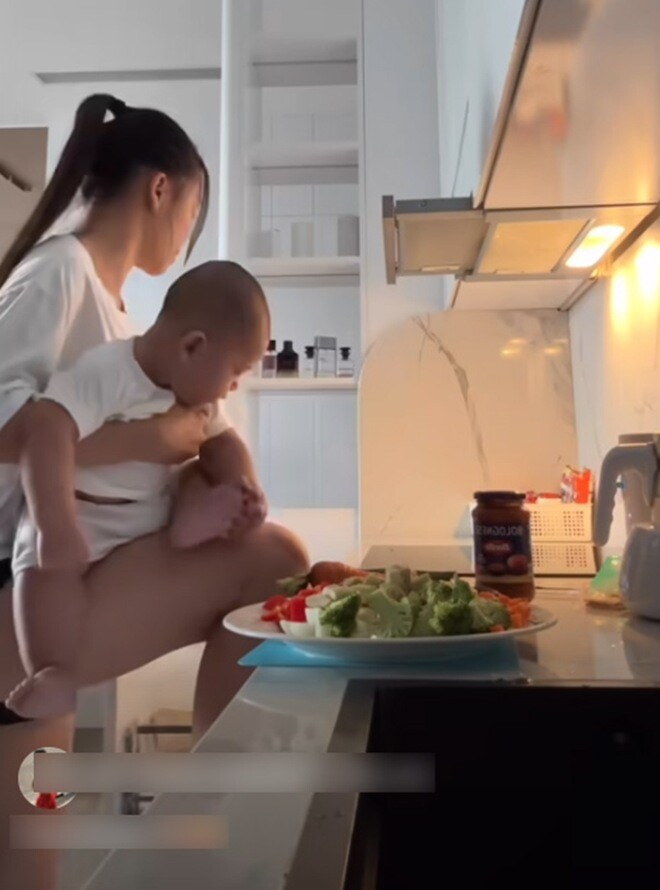Có con với thủ môn Đặng Văn Lâm lương 400 triệu đồng/tháng, hotgirl vẫn một tay bế con một tay tự làm việc nhà - 4