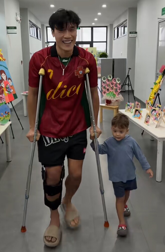 Cô giáo gửi video con trai amp;#34;tán gáiamp;#34; ở lớp, thủ môn Bùi Tiến Dũng tá hỏa amp;#34;Bảo sao dạo này thích tới lớp lắm!amp;#34; - 10