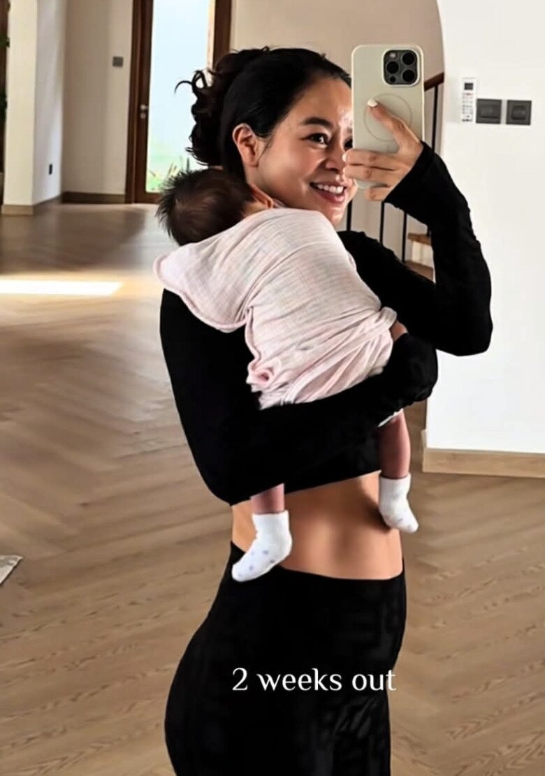 Cô giáo xinh nổi tiếng TP.HCM tay bế con tay cho bé bú, được chồng Tây chiều chuộng xúc ăn từng miếng - 8