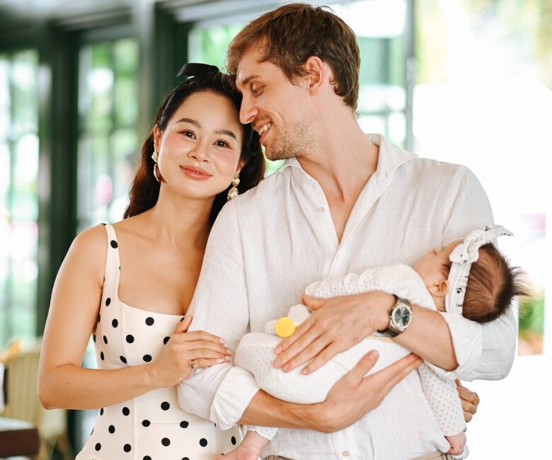 Jessica được biết đến là cô giáo dạy yoga cho Hồ Ngọc Hà. Cô mới hạ sinh con gái đầu lòng được 3 tháng.