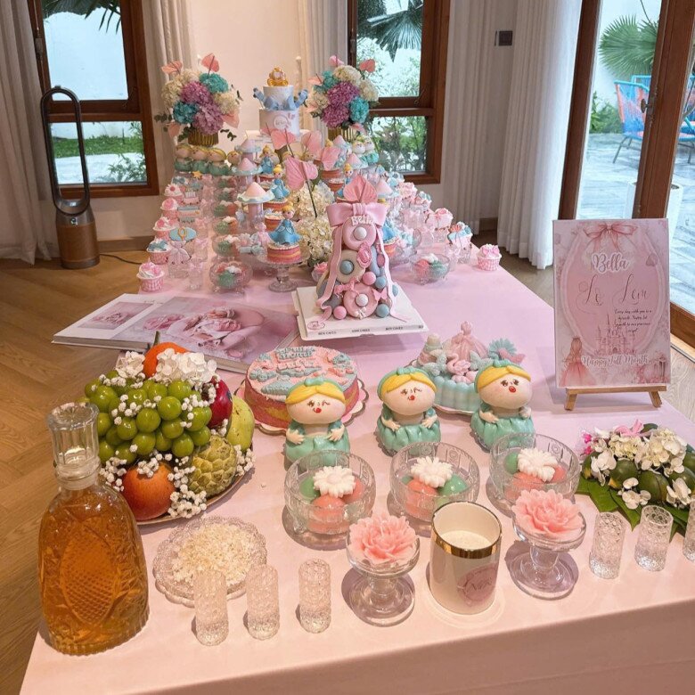 Cặp cha mẹ chuẩn bị chỉn chu cho ngày đầy tháng của con.