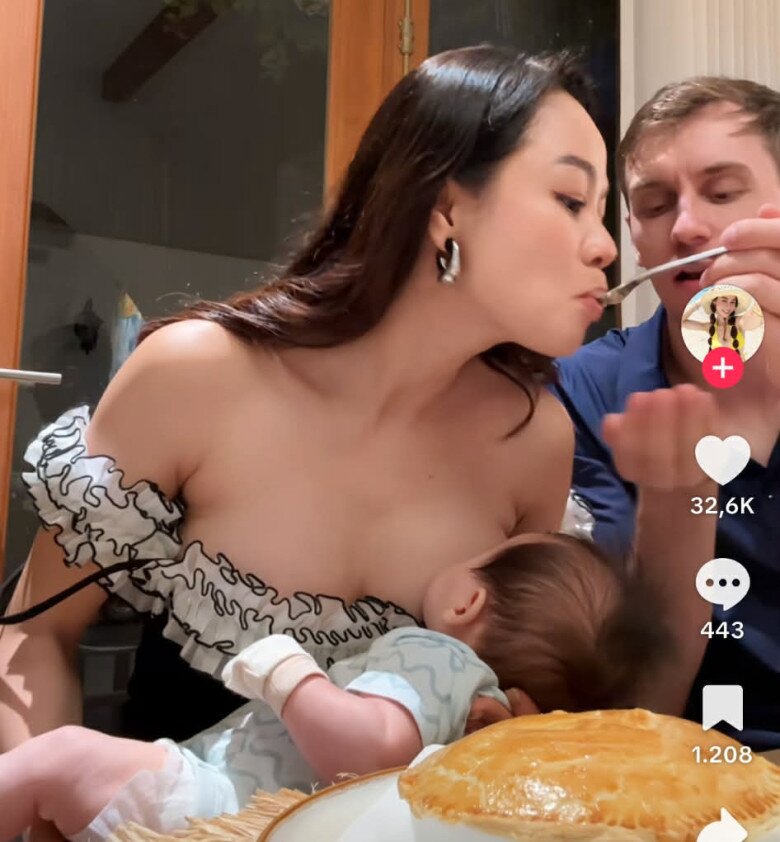 Mẹ bỉm 9X được chồng bón ăn vì cô còn đang bận cho con bú.