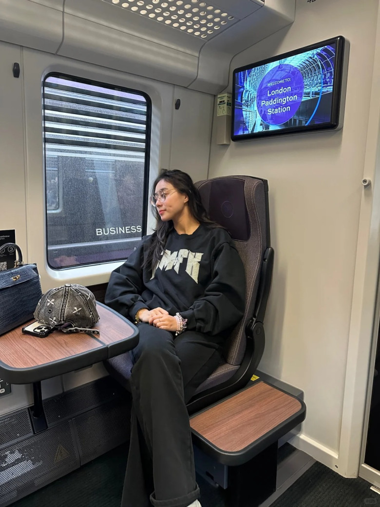 Con gái út của tỷ phú họ Hà có chuyên cơ riêng để đi làm.