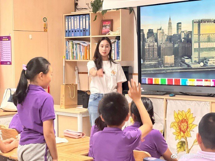 Hà Siêu Hân mặc áo phông trắng, không trang điểm để tham gia giảng dạy trẻ tiểu học.