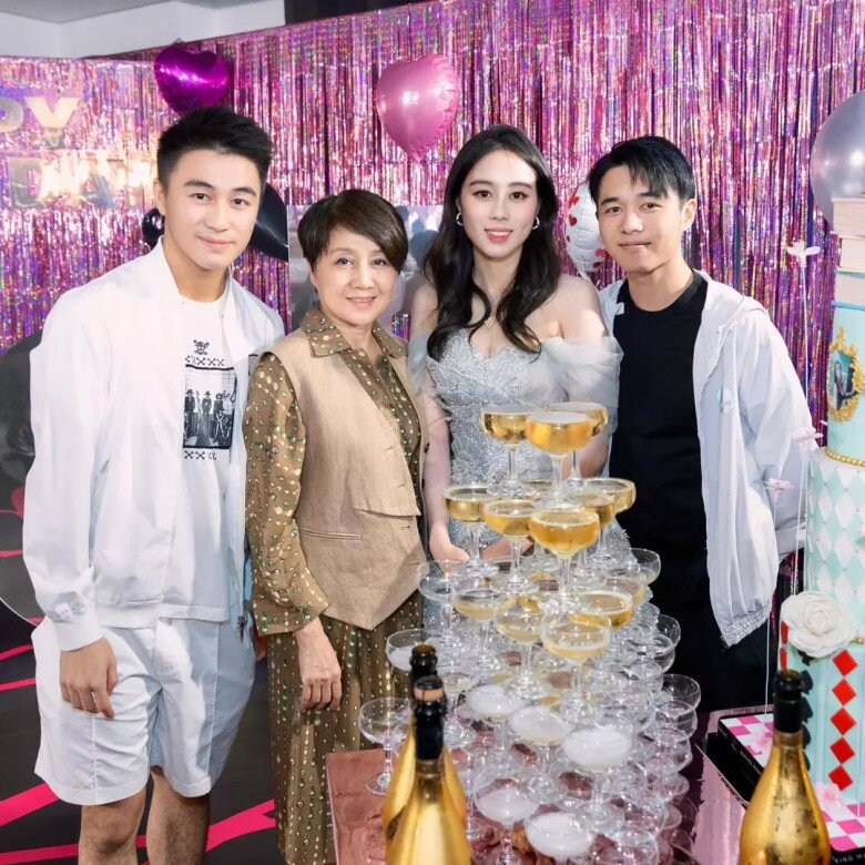 Hà Siêu Hân là con gái út của tỷ phú sòng bạc Hà Hồng Sân và vợ thứ tư, bà Lương An Kỳ. Cô là người con thứ 17 của ông Hà và sinh năm 1999.