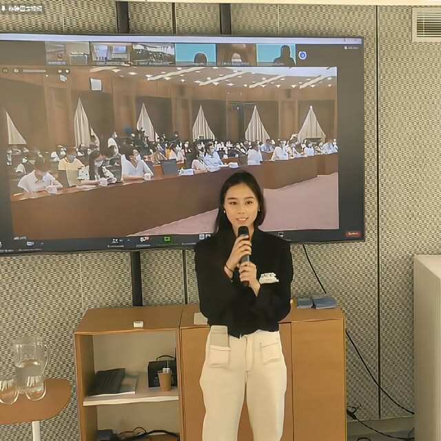 Hình ảnh đầy tri thức của Hà Siêu Hân.