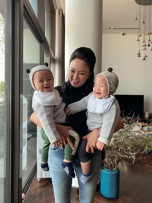 Cô Văn Thùy Dương và hai con Cơm Canh lúc nhỏ.