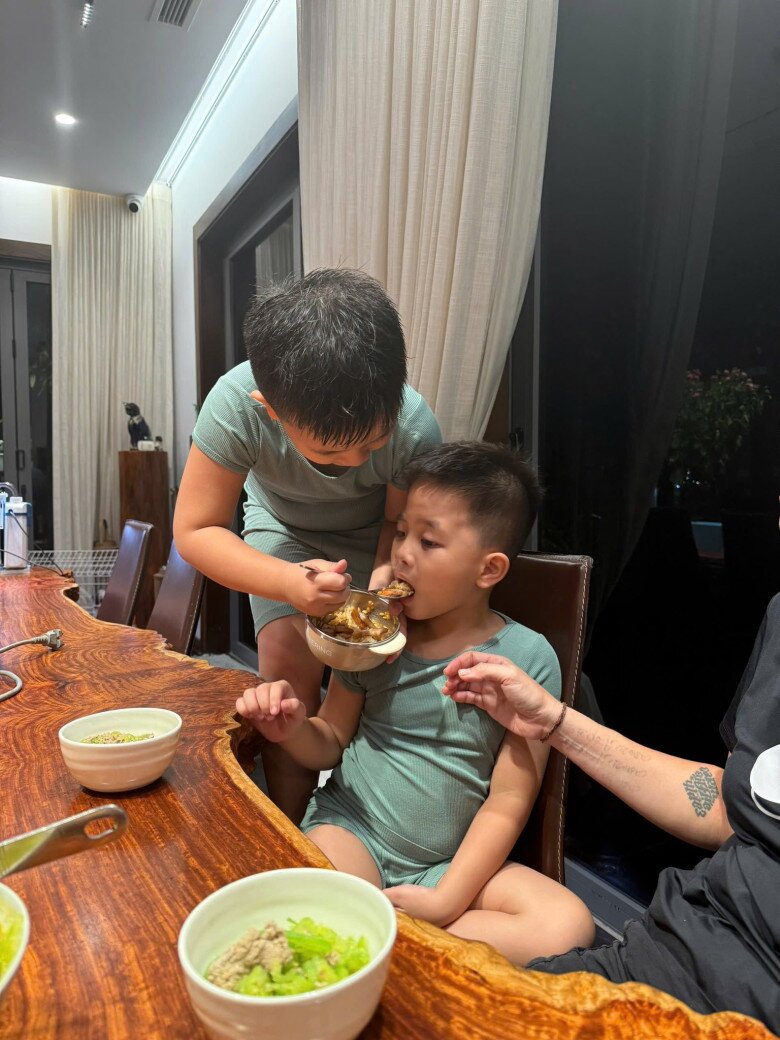 Hai con trai cô Văn Thùy Dương hiện đã học tiểu học, biết yêu thương bố mẹ và chăm sóc lẫn nhau.