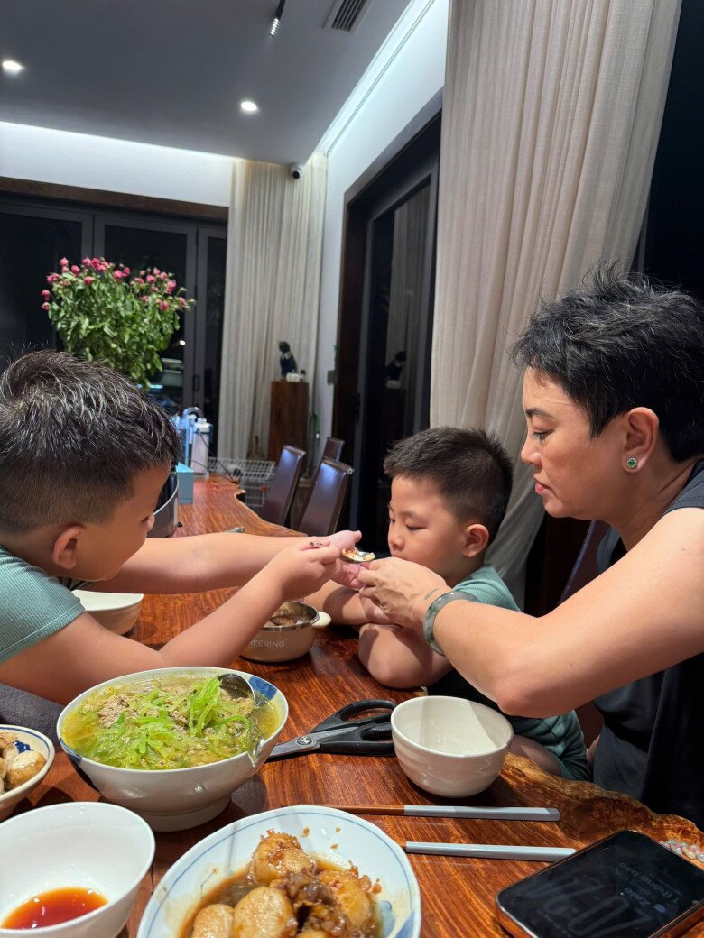 Cô hiệu phó Văn Thùy Dương 46 tuổi bị chồng mới cưới amp;#34;lừaamp;#34; sinh thêm con, giờ hạnh phúc nhìn hành động của con lớn với em bé - 8