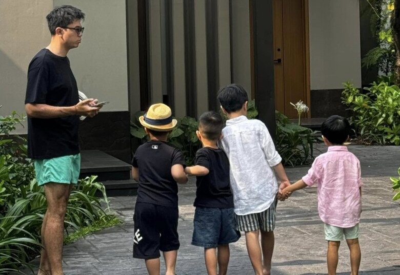 Con trai lớn của cô Văn Thùy Dương - Văn Quỳnh và 2 cháu nội cũng rất vui bởi sự xuất hiện của Cơm Canh.