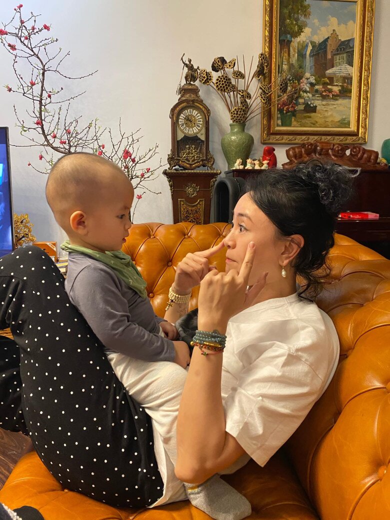 Cô hiệu phó Văn Thùy Dương 46 tuổi bị chồng mới cưới amp;#34;lừaamp;#34; sinh thêm con, giờ hạnh phúc nhìn hành động của con lớn với em bé - 5