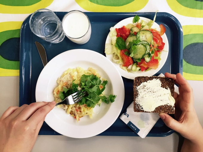 Cơm trưa của học sinh Phần Lan được cung cấp miễn phí bao gồm những món ăn truyền thống như cháo đại mạch, súp hoa quả các loại, súp cá hồi, súp thịt, súp đậu, súp khoai tây và khoai lang, xúc xích...