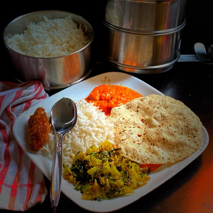 Bữa trưa học đường tại Ấn Độ có quy mô lớn nhất thế giới, hàng chục triệu trẻ em được cung cấp bữa ăn nóng miễn phí 200 ngày mỗi năm.