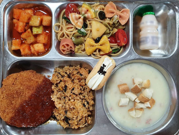 Về cơ bản, hầu hết các bữa trưa ở trường Hàn Quốc được thiết kế theo 1 khẩu phần chung, bao gồm: cơm, 1 loại súp, thịt hoặc cá, rau và 1 ít trái cây. Các món ăn kèm có thể là kim chi, củ cải muối hoặc rau trộn.