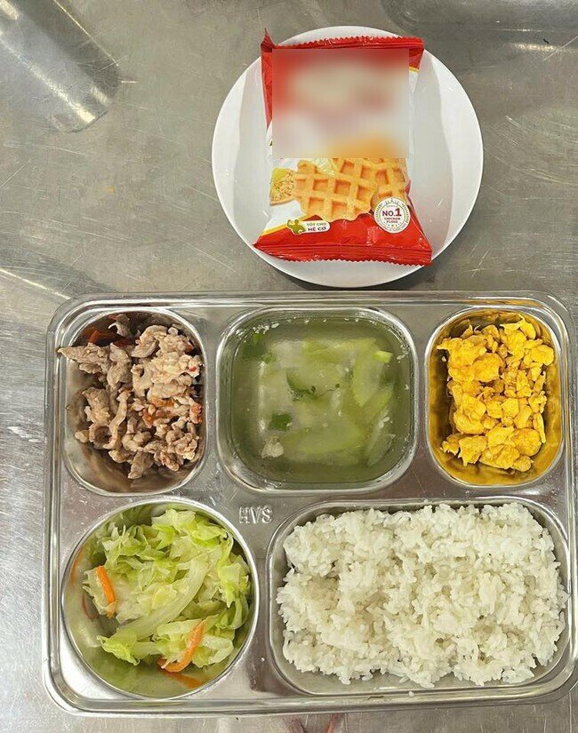 Suất cơm trưa ở một số trường tiểu học tại Việt Nam cũng được phụ huynh khen tấm tắc.