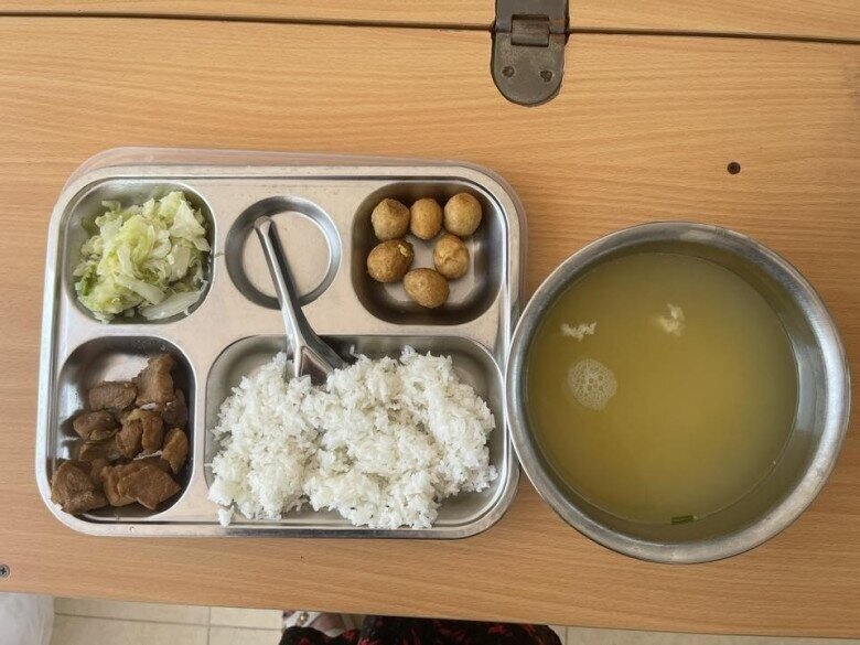 Cơm trưa ở trường của học sinh tại đất nước thông minh nhất thế giới khiến nhiều cha mẹ giật mình - 19