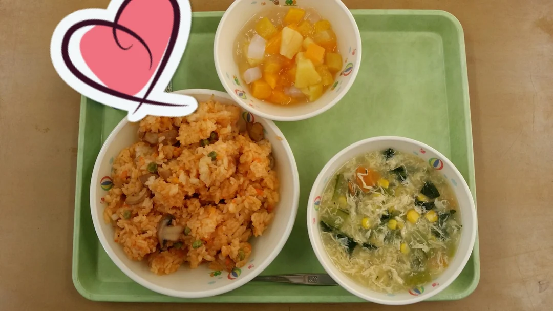 Bữa trưa với cơm gà, súp trứng với rau và salad trái cây.