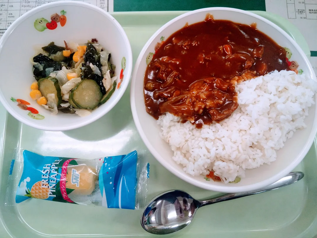 Thực đơn cơm cà ri và canh rong biển.