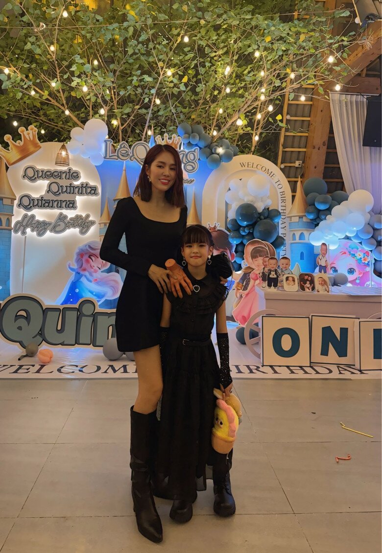 Con gái 6 tuổi của Lê Phương nổi bật ở tiệc sinh nhật khi hóa trang amp;#34;rùng rợnamp;#34;, chiều cao khủng - 2