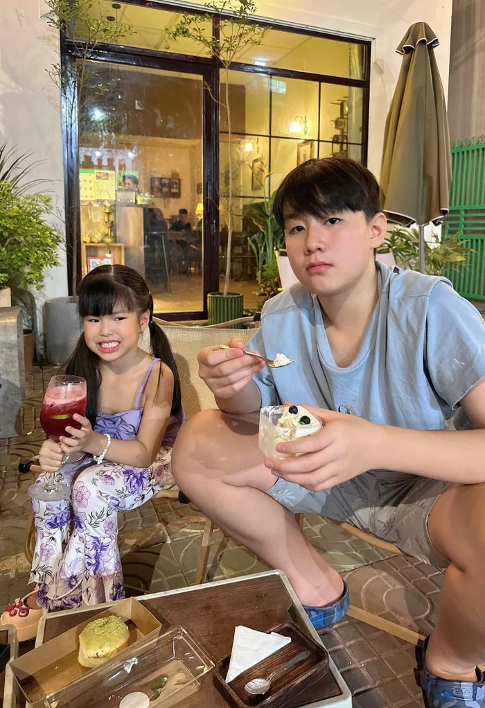 Hai con Lê Phương rất yêu thương, quấn quýt nhau.