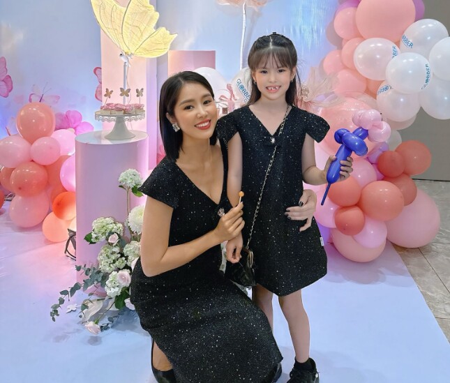 Con gái 6 tuổi của Lê Phương nổi bật ở tiệc sinh nhật khi hóa trang amp;#34;rùng rợnamp;#34;, chiều cao khủng - 11