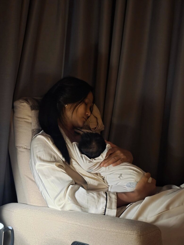 Con gái Hoa hậu Hamp;#39;Hen Niê giống y chang bố đạo diễn lúc nhỏ: Vầng trán rộng, mũi cao, tóc rậm - 6