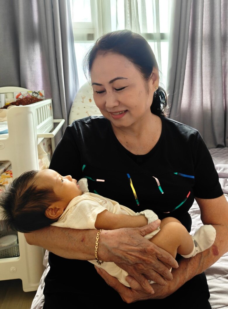Một bức hình khác cho thấy mẹ ruột Tuấn Khôi bế cháu nội Mộc Đan.