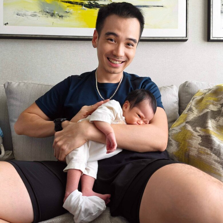 Con gái Hoa hậu Hamp;#39;Hen Niê giống y chang bố đạo diễn lúc nhỏ: Vầng trán rộng, mũi cao, tóc rậm - 8