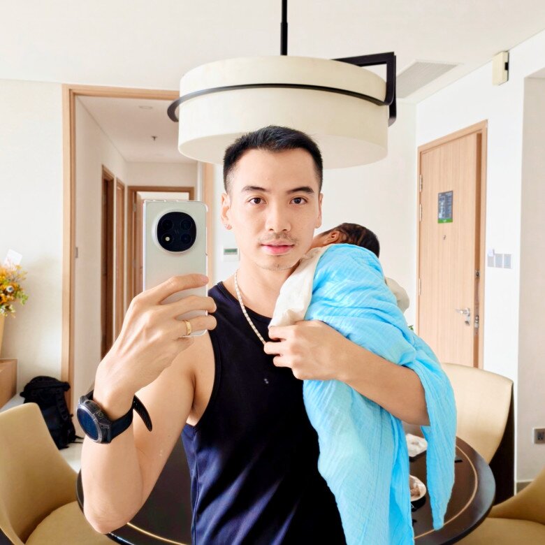 Con gái Hoa hậu Hamp;#39;Hen Niê giống y chang bố đạo diễn lúc nhỏ: Vầng trán rộng, mũi cao, tóc rậm - 7