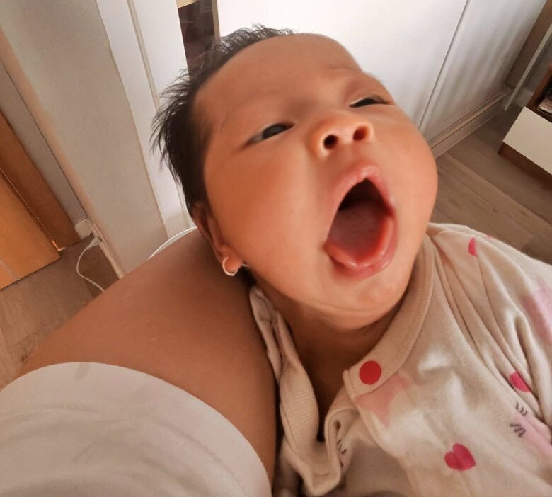 Cô nhóc được mọi người khen vừa có nét của bố vừa có nét của bà.